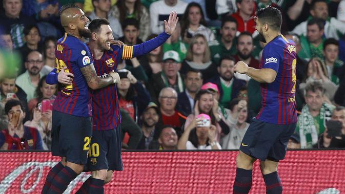 Para pemain Barcelona merayakan gol yang dicetak oleh Lionel Messi ke gawang Real Betis pada laga La Liga 2019 di Stadion Benito Villamarin, Minggu (17/3). Barcelona menang 4-1 atas Real Betis. (AP/Miguel Morenatti)