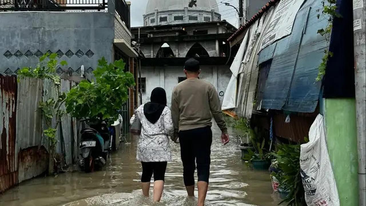 7 Potret Muzdalifah Ikut Suami Tinjau Banjir Tangerang, Bantu Evakuasi Bayi