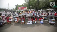Sejumlah pekerja rumah tangga (PRT) menggelar aksi di depan Taman Aspirasi Monas, Jakarta, Rabu (21/12/2022). Aksi tersebut dilakukan untuk memperingati Hari Ibu serta meminta pemerintah untuk mengesahkan Rancangan Undang-Undang Perlindungan Pekerja Rumah Tangga (RUU PPRT). (Liputan6.com/Faizal Fanani)