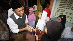 Bakal Calon Gubernur DKI dari PKS Muhamad Idrus bersalaman dengan warga saat menghadiri buka puasa dan santunan anak yatim di Kebon Sirih, Jakarta, Sabtu (18/6). Buka bersama tersebut dalam rangka menjalin silaturahmi. (Liputan6.com/Immanuel Antonius)