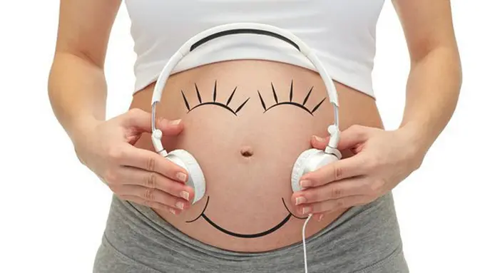 Bayi menendang/copyright Shutterstock.com