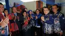 Ketua Umum Partai Demokrat, Susilo Bambang Yudhoyono (ketiga kiri) mencoba ulos di pameran kerajinan jelang menghadiri puncak perayaan HUT Partai Demokrat ke-14 di Gedung Parlemen Senayan, Jakarta, Rabu (9/9/2015). (Liputan6.com/Helmi Fithriansyah)