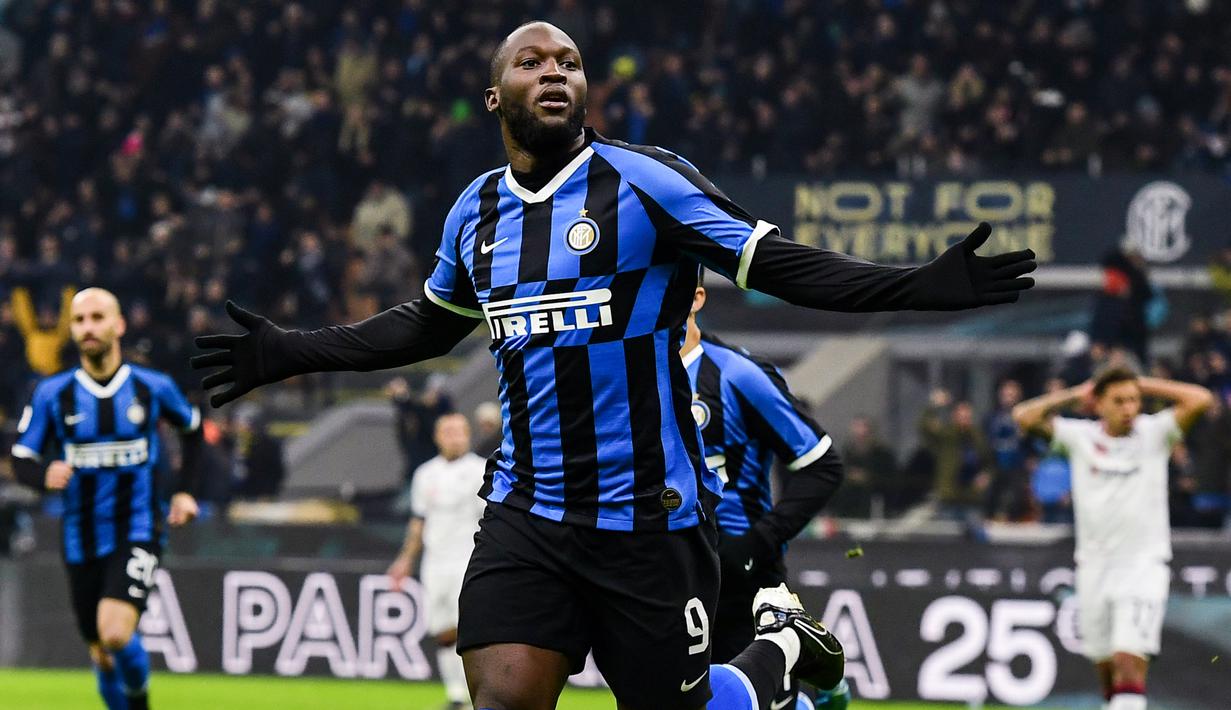Striker Inter Milan, Romelu Lukaku, melakukan selebrasi usai membobol gawang Cagliari pada laga Coppa Italia di Stadion Giuseppe Meazza, Rabu (15/1/2020). Inter Milan menang 4-1 atas Cagliari. (AFP/Miguel Medina)