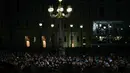 Ribuan orang menanti di lapangan Santo Petrus, Vatikan untuk bisa melihat langsung warna asap yang menandakan hasil konklaf pemilihan paus baru. (Stefano Rellandini/AFP)