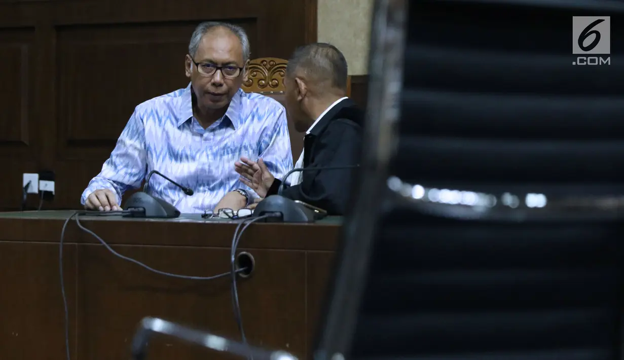 Terdakwa perintangan penyidikan korupsi E-KTP, Bimanesh Sutarjo bersama kuasa hukumnya saat sidang putusan di Pengadilan Tipikor, Jakarta, Senin (16/7). Sebelumnya, JPU KPK menuntut enam tahun penjara, denda Rp 300 juta. (Liputan6.com/Helmi Fithriansyah)