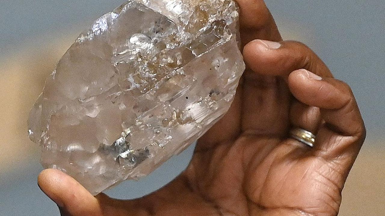 Presiden Botswana Mokgweetsi Masisi memperlihatkan berlian seberat 2.492 karat di kantornya di Gaborone, Botswana, pada 22 Agustus 2024.&nbsp;Foto: Monirul Bhuiyan/AFP