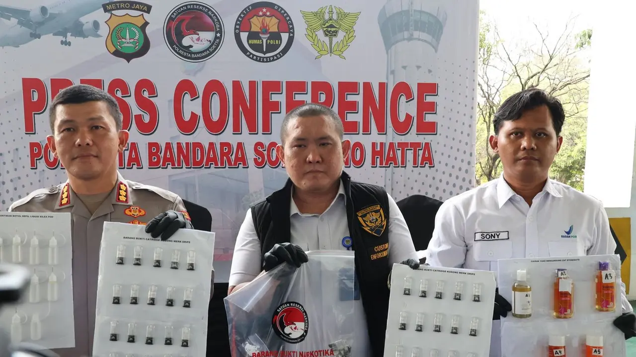 Petugas Bea Cukai Soekarno-Hatta bersama Polresta Bandara Soekarno-Hatta menggagalkan upaya penyelundupan lima botol cairan Etomidate yang disamarkan dalam kemasan skincare dan sabun wajah. (Istimewa)