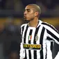 Pemain asal Prancis ini termasuk salah satu pemain Juventus yang paling setia. Trezeguet tetap bertahan ketika Juventus harus mengarungi kompetisi Serie B dan dua gelar scudetto mereka dilucuti oleh Federasi Sepak Bola Italia (FIGC). (AFP/Paolo Cocco)