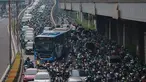 Pengendara terjebak macet saat hari pertama masuk kerja dan sekolah 2026 di Jalan Jenderal Gatot Subroto, Jakarta, Senin (5/1/2026). Hari ini menjadi penanda kembalinya aktivitas dan rutinitas khas kota Jakarta. (merdeka.com/Arie Basuki)