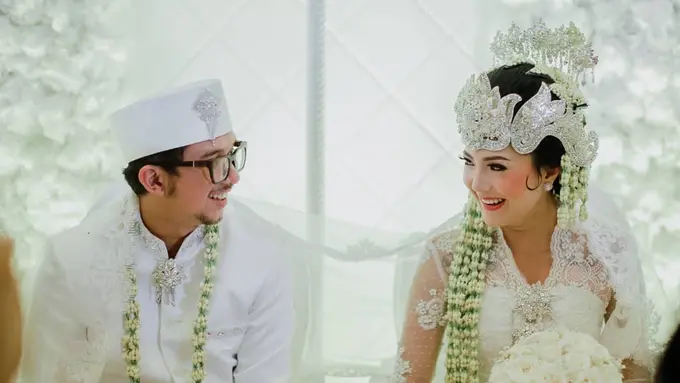 [Bintang] Walau Tomboy, Dandanan Akad Nikah Poppy Sovia Ini Bikin Pangling