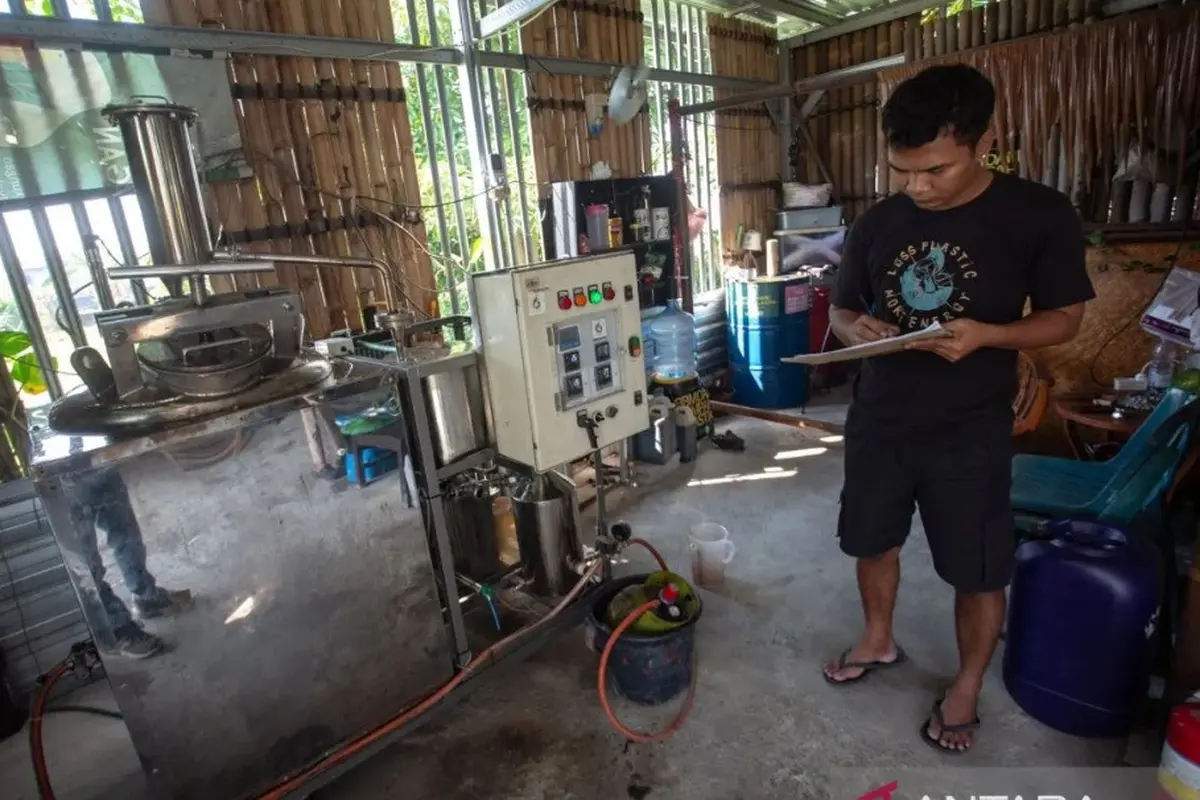 Petugas melakukan pengecekan mesin pirolisis di Pengolahan Sampah Plastik Pirolisis Yayasan Get Plastic Indonesia, Cupuwatu II, Purwomartani, Kalasan, Sleman, Yogyakarta.