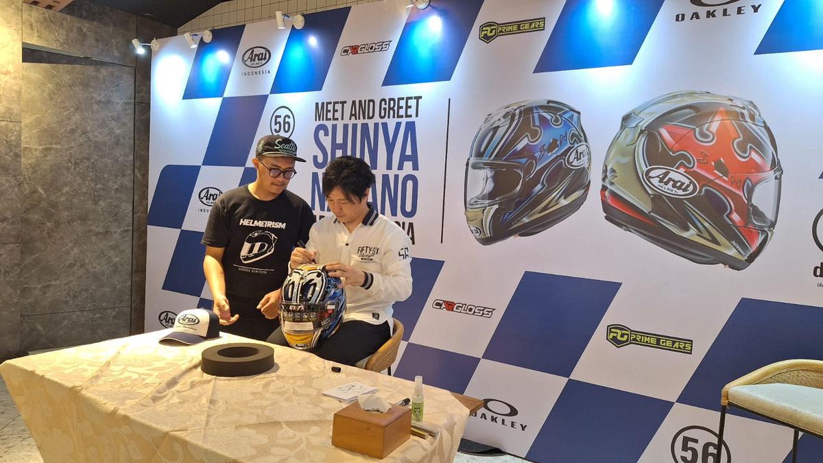 Berburu Tanda Tangan Shinya Nakano di Helm Arai RX7X Nakano Shuriken Gold Edisi Terbatas