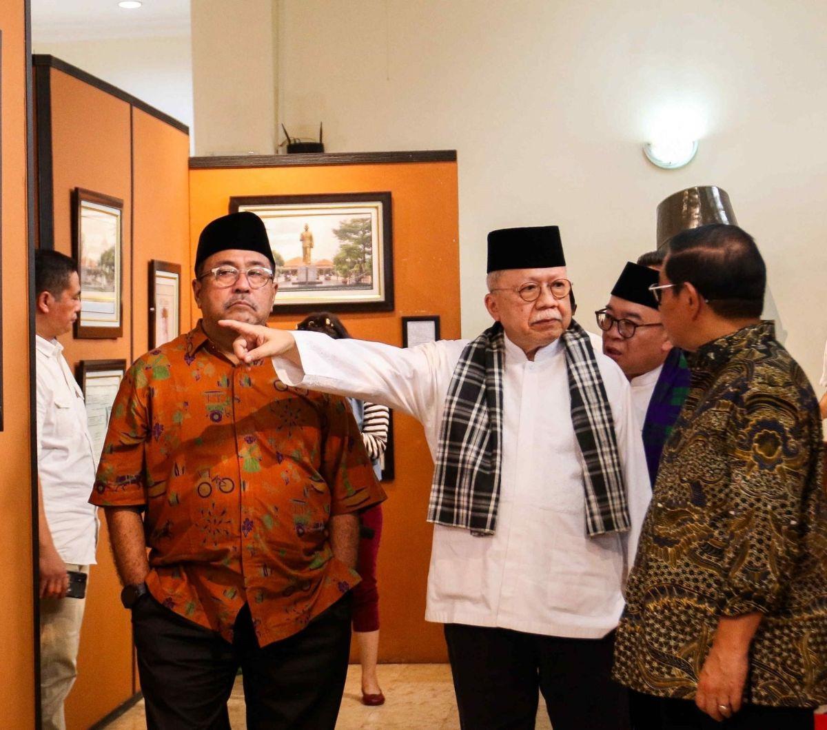 Calon Gubernur DKI Jakarta, Pramono Anung, bersama calon wakilnya, Rano Karno, melakukan kunjungan ke Museum MH Thamrin, Jakarta, pada Selasa (3/9/2024). Saat tiba di sana, Pramono-Rano langsung disambut oleh mantan Gubernur DKI Jakarta, Fauzi Bowo.&nbsp;