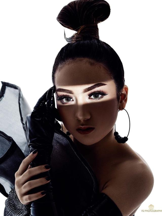 Tampil Elegan, Ini 6 Gaya Pemotretan Terbaru Ersya Aurelia