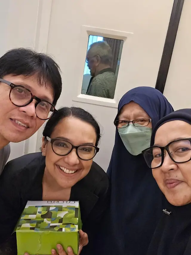 Potret Shahnaz Haque dan Gilang Ramadhan Jenguk Kakek di Rumah Sakit, Banjir Doa dari Netizen