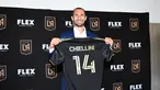 Bek Giorgio Chiellini berpose dengan jerseynya setelah diperkenalkan oleh Los Angeles FC selama konferensi pers di Stadion Banc of California di Los Angeles, California (29/6/2022). Los Angeles FC mengumumkan perekrutan eks palang pintu Juventus dan timnas Italia itu pada 13 Juni 2022 lalu. (Kevork Djansezian/Getty Images/AFP)