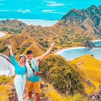 Sempat mengunggah potret memakai hijab serta Chevra yang memakai peci, keduanya diduga oleh netizen telah menjadi pasangan suami istri. Dalam liburannya kali ini Via Vallen dan Chevra banyak abadikan momen mesranya di Instagram. (Liputan6.com/IG/@viavallen)