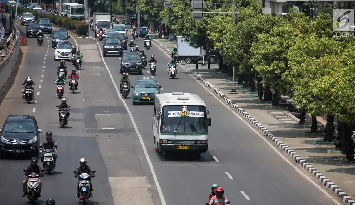 Sejumlah kendaraan melintas di Jalan HR Rasuna Said, Jakarta, Selasa (4/9). Pemprov DKI bakal menerapkan kawasan ganjil-genap selama 15 jam yang akan menjadi tempat lintas Electronic Road Princing (ERP) atau jalan berbayar. (Liputan6.com/Faizal Fanani)