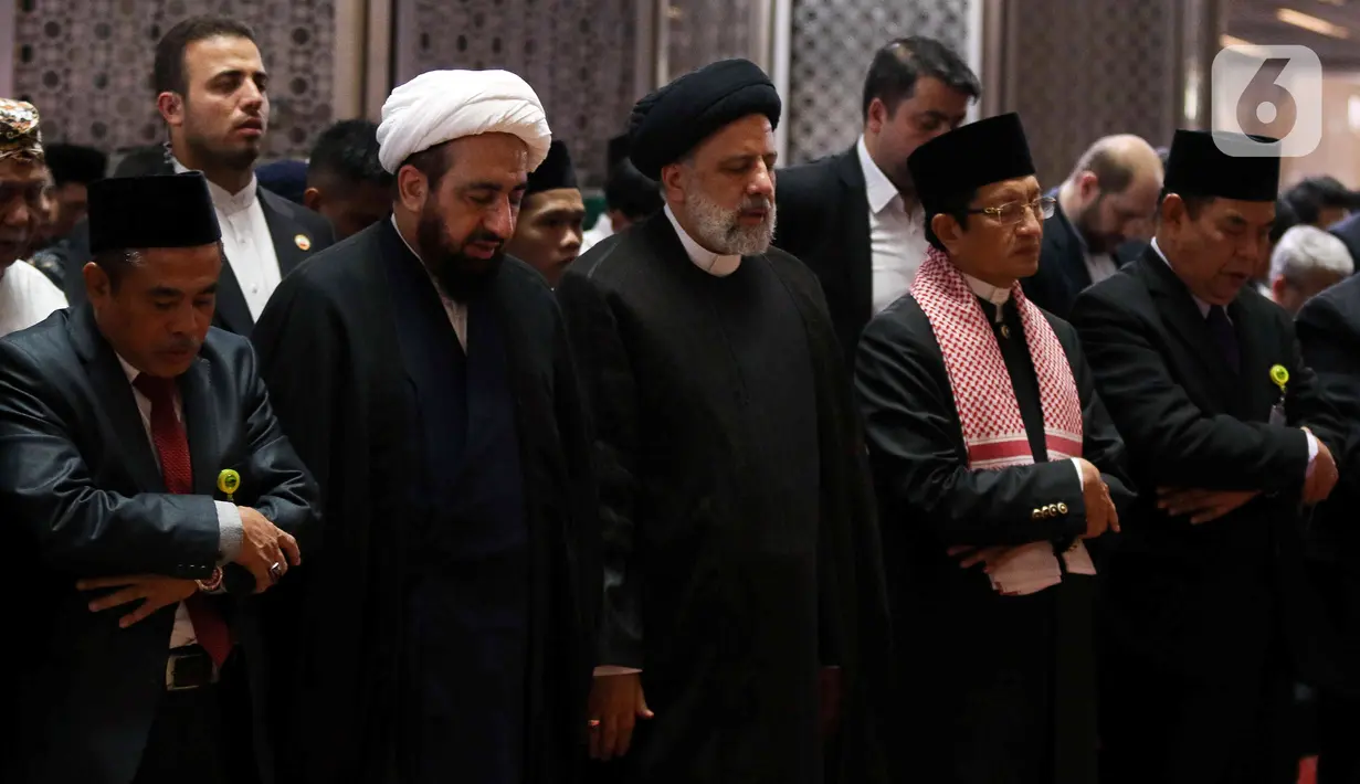 Setelah itu, jelang waktu salat zuhur, Ebrahim Raisi ke lantai utama untuk menunaikan salat berjemaah. (Liputan6.com/Herman Zakharia)
