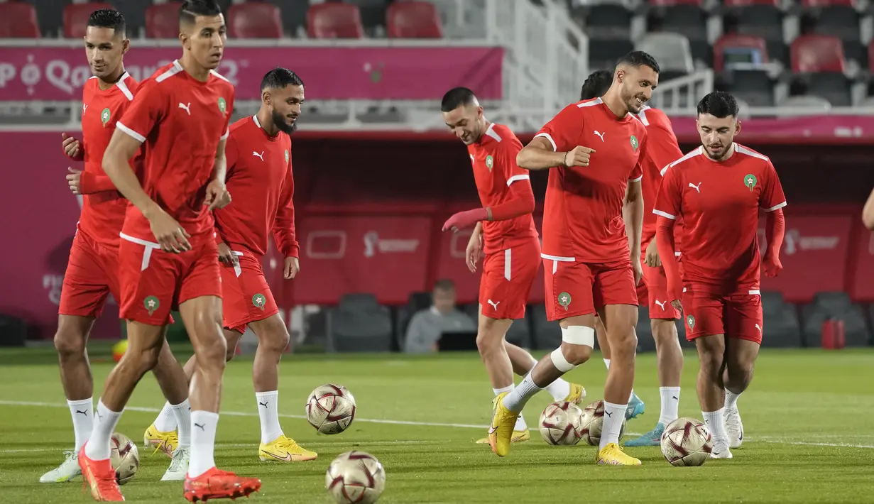 Para pemain Maroko berlatih saat sesi latihan di Stadion Duhail di Doha, Qatar, Selasa (13/12/2022). Partai hidup mati akan tersaji antara timnas Prancis melawan Maroko pada babak semifinal Piala Dunia 2022 di Stadion Al Bayt, Kamis (15/12) dini hari WIB. (AP Photo/Andre Penner)