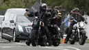 Anggota geng motor memberikan pengawalan mobil jenazah yang membawa jasad Daoud Nabi, salah satu korban serangan kembar masjid di Christchurch, untuk dimakamkan di Memorial Park Cemetery, Selandia Baru, Kamis (21/3). (Marty MELVILLE/AFP)