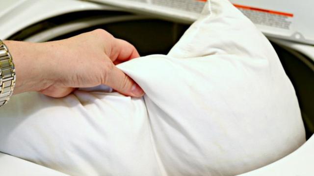 Cara Mudah Bersihkan Bantal Pakai Bahan Dapur, Cobain Deh