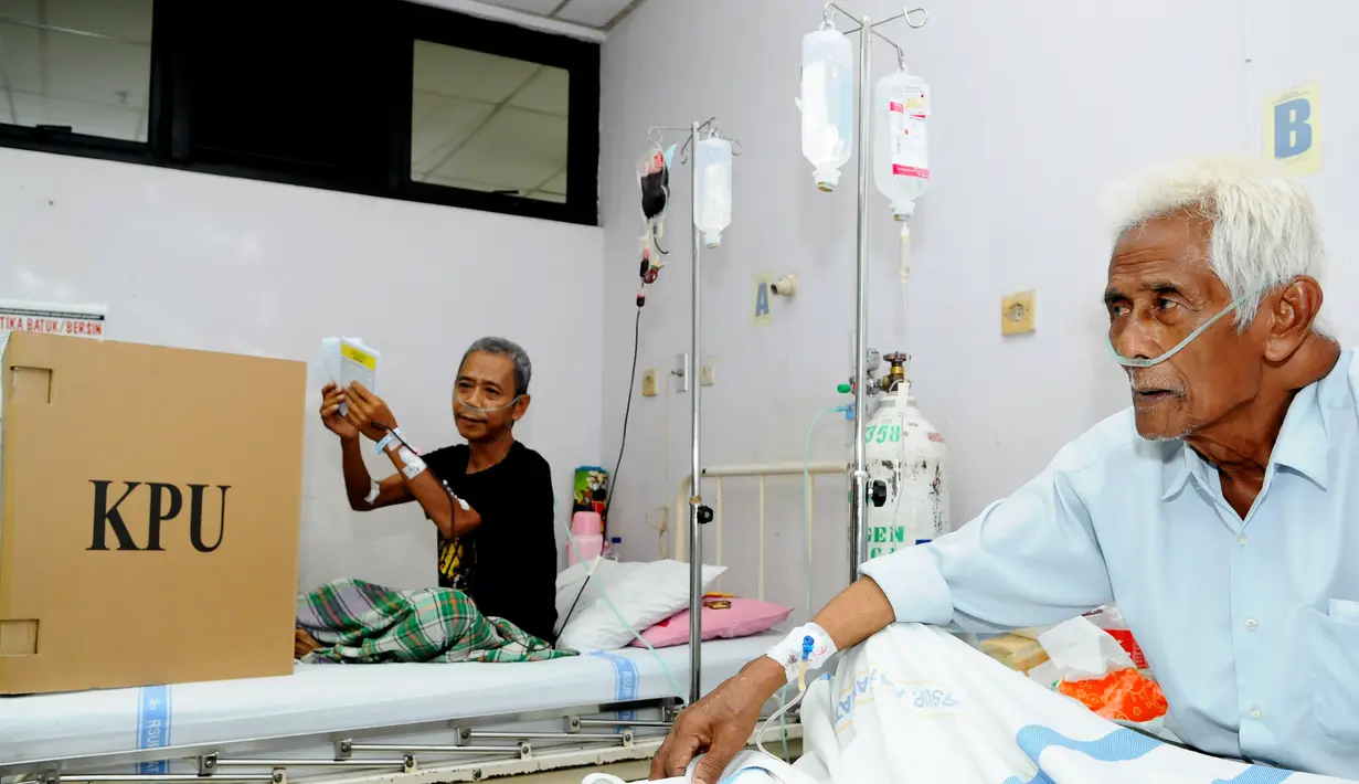 Pasien yang sedang dirawatat di RS.Fatmawati, Jakarta Selatan, Rabu (09/04/14) tetap menggunakan hak pilihnya  (Liputan6.com/Andrian M Tunay)