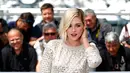 Menggunakan rok mini  Aktris Kristen Stewart melepas kacamatanya saat sesi pemotretan untuk film " Personal Shopper" dalam kompetisi di Festival Film Cannes ke-69 di Cannes, Prancis, 17 Mei 2016. (REUTERS / Jean-Paul Pelissier)