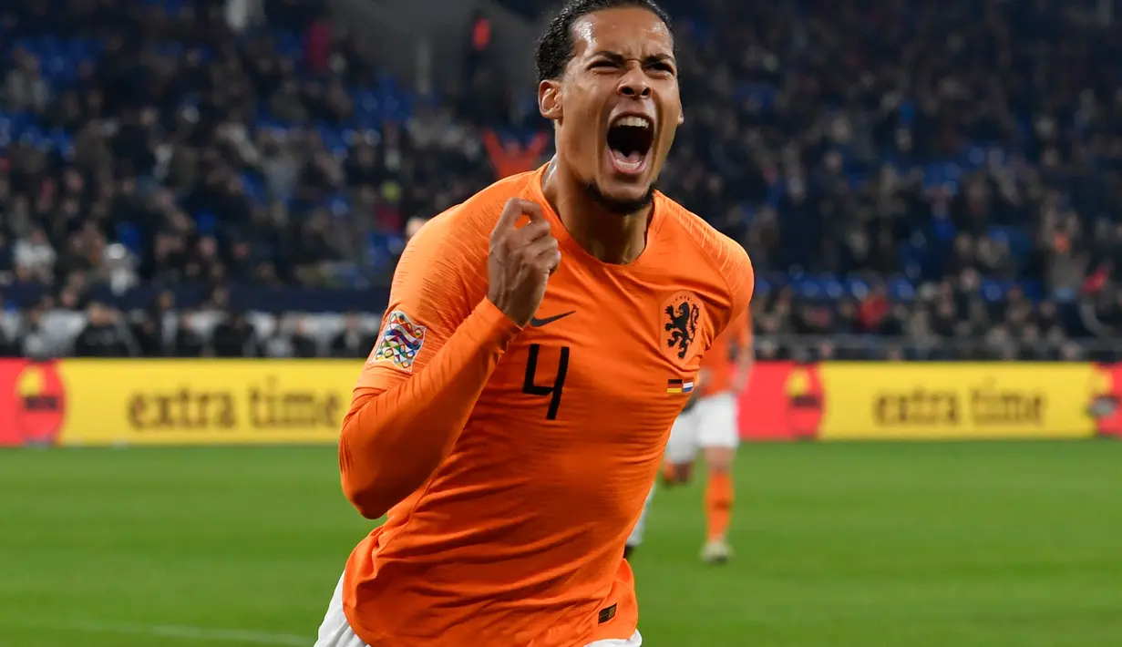 2. Virgil van Dijk - Pemain potensial yang memiliki postur raksasa di lini belakang Liverpool. Virgil van Dijk juga kuat dalam duel udara yang tak jarang menciptakan gol dari situasi duel udara. (AFP/John Macdougall)