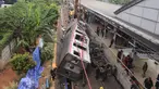 Petugas melakukan proses evakuasi gerbong Kereta Rel Listrik (KRL) Commuter Line pasca-tabrakan Kereta Api Jarak Jauh (KAJJ) Argo Bromo Anggrek relasi Gambir-Surabaya Pasar Turi di Stasiun Bekasi Timur, Bekasi, Jawa Barat, Selasa (28/4/2026). (merdeka.com/Arie Basuki)
