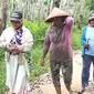 Para perempuan warga Cawang Gumilir Kabupaten Musi Rawas Sumsel, saat berjalan menuju ke kebun karet untuk menyadap karet milik warga (Liputan6.com / Nefri Inge)