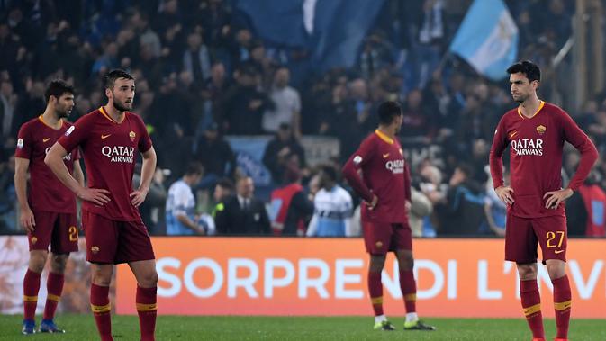 AS Roma kalah 0-3 dari Lazio di laga Derby della Capitale Serie A, Sabtu (2/3). (AFP/Tiziana FABI)
