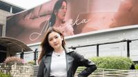 Meiska dan fans berfoto di depan billboard digital di kawasan Ratu Plaza Jakarta. Billboard itu menampilkan pesan soal keras kepala dan cowok red flag. (Foto: Dok. Instagram @meiskaadindap)