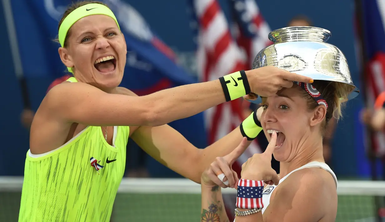 Bethanie Mattek-Sands (kanan) dan Lucie Safarova merayakan kemenangan usai menjuarai Ganda Putri AS Terbuka 2016 di USTA Billie Jean King National Tennis Center, New York, (11/9/2016). (AFP/ Timothy A. Clary)