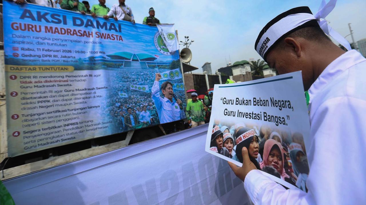 FOTO: Aksi Guru Madrasah Swasta di Depan Gedung DPR