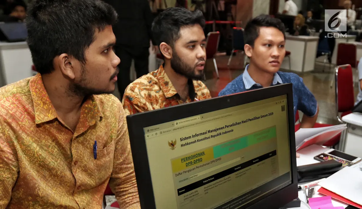 Peserta pemilu mendaftarkan pengajuan gugatan hasil Pemilu 2019 di Gedung Mahkamah Konstitusi, Jumat (24/5/2019). Batas akhir pengajuan gugatan hasil Pileg 2019 pada Jumat, 24 Mei pukul 01.46 WIB, sementara untuk Pemilu Presiden ditutup pada Jumat, 24 Mei pukul 24.00 WIB. (LiPutan6.com/Johan Tallo)