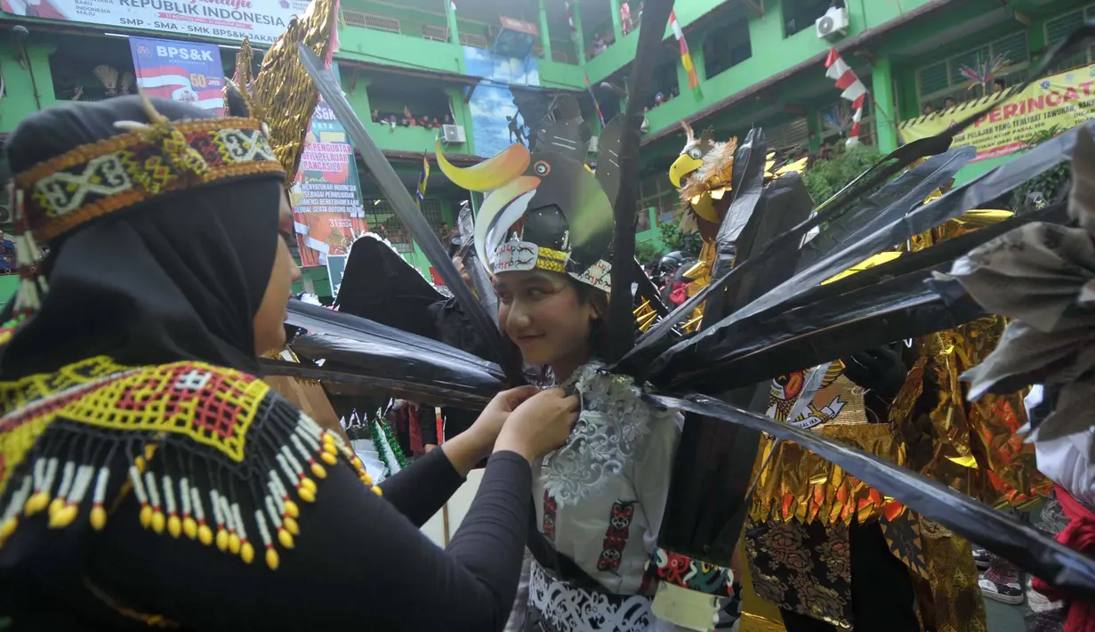 Sejumlah pelajar sekolah BPS&K Jakarta bersiap melakukan karnaval, Sabtu (31/8/2024). (merdeka.com/Imam Buhori)