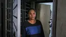 Ibu tunggal Tilda Kalaivani berpose di luar apartemen sewaannya di Kuala Lumpur pada 6 Juli 2021. Ketika Malaysia memerangi pandemi corona yang memburuk, semakin banyak keluarga berpenghasilan rendah yang berjuang dalam lockdown ketat mengibarkan bendera putih untuk memohon bantuan (Mohd RASFAN/AFP)