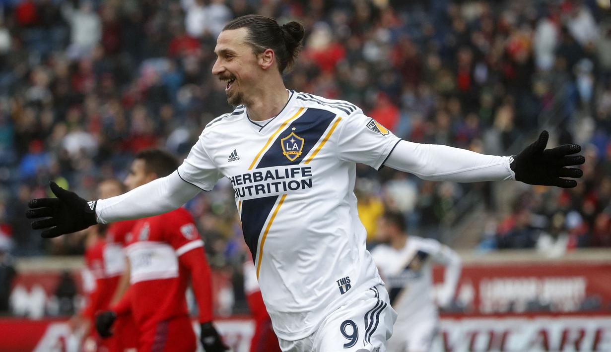 Zlatan Ibrahimovic pernah mencicipi sepak bola Amerika bersama LA Galaxy pada 2018. Selama dua tahun di Negeri Paman Sam, Ibra merupakan pemain yang sangat produktif dengan mencetak 53 gol dalam 58 penampilan. Hal tersebut yang membuatnya mendapatkan tempat di MLS Best XI di kedua musim. Pemain asal Swedia tersebut juga pernah dianugerahi MLS Goal of The Year untuk tendangan sensasional yang ia lesatkan dari jarak 40 yard. (AFP/Kamil Krzaczynski)