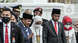 Presiden Joko Widodo atau Jokowi (kanan) bersama Menteri Pertahanan Prabowo Subianto saat akan menyaksikan defile yang menampilkan pasukan tiga matra TNI di depan Istana Merdeka, Jakarta, Rabu (5/10/2022). Kegiatan yang diikuti oleh seluruh kesatuan jajaran TNI ini dalam rangka menyambut HUT ke-77 TNI. (Liputan6.com/Faizal Fanani)