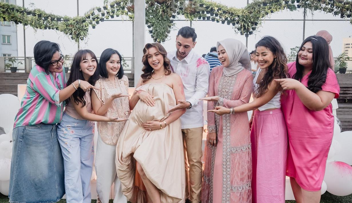 Jessica lalu mengenang tentang keluarganya. Dia sendiri tumbuh di bersama saudara laiki-laki. Tak memiliki adik atau kakak perempuan. (Foto: Instagram/ inijedar)
