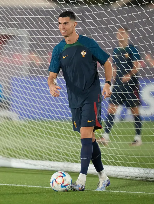 Cristiano Ronaldo mengontrol bola selama latihan resmi Portugal menjelang pertandingan sepak bola Piala Dunia grup H antara Portugal dan Ghana di tempat pelatihan Al Shahaniya SC, Al Shahaniya, Qatar, Rabu (23/11/2022). Salah satu pemain terbaik FIFA ini dikatakan sudah melewati masa jayanya. (AP Photo/Lee Jin-man)