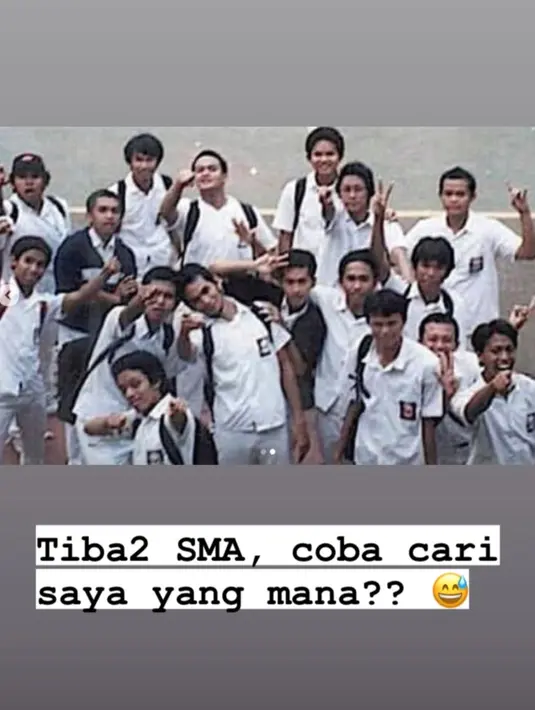 <p>Ini merupakan foto Teuku Wisnu di masa SMA. Dia berpose bersama teman-teman laki-lakinya. (Foto: Instagram/ teukuwisnu)</p>