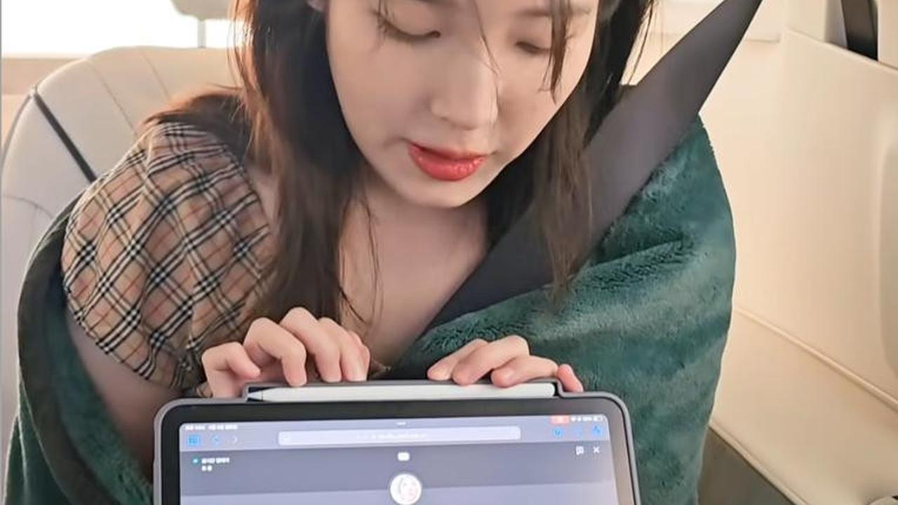 IU Rayakan 10 Juta Subscriber YouTube dengan  Penuh Canda dan Ungkapan Terima Kasih