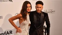 Pemain Paris Saint-Germain (PSG), Neymar mengajak kekasih cantiknya yang juga model, Bruna Marquesine menghadiri acara The Foundation for AIDS Research (amfAR) Gala di Sao Paulo, Brasil, Jumat (13/4). (NELSON ALMEIDA/AFP)
