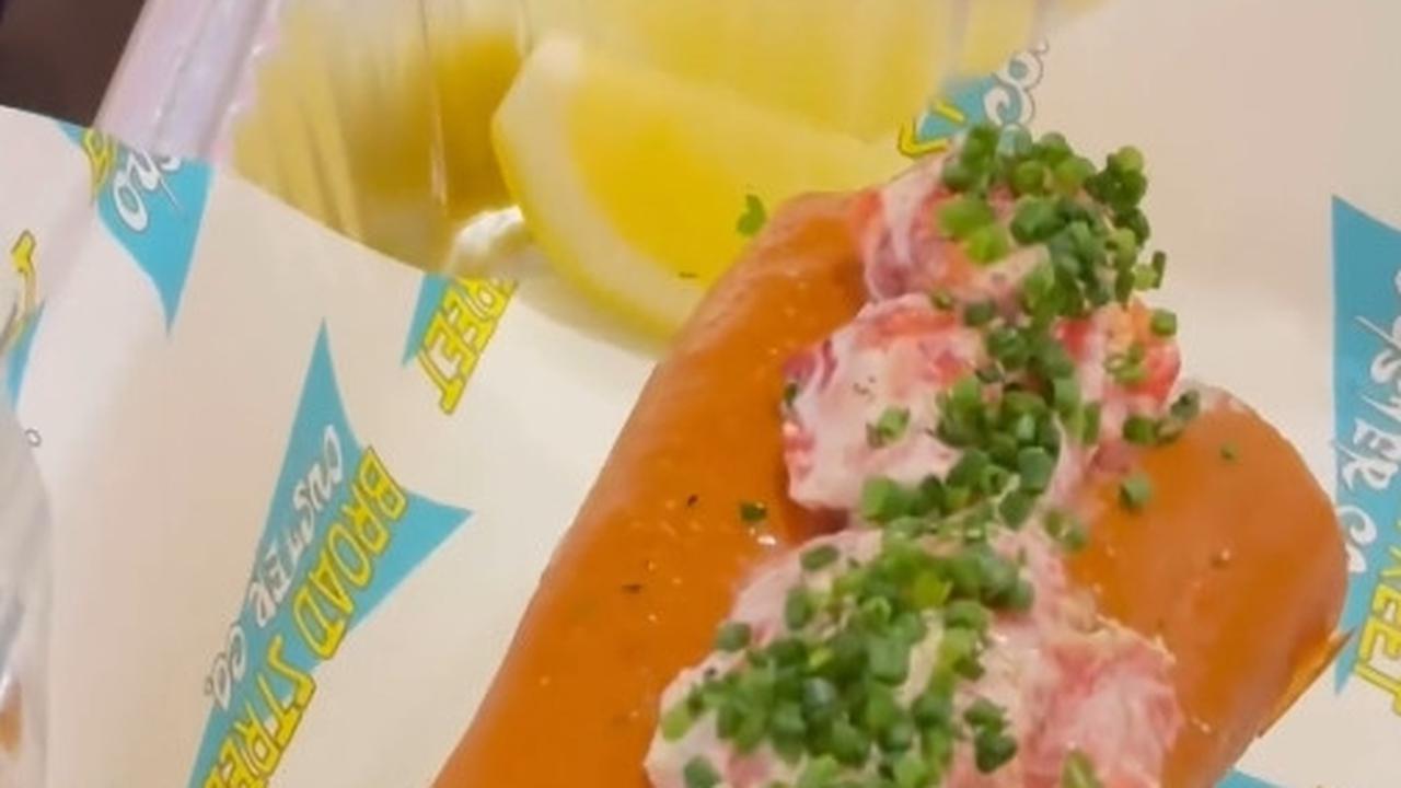 Di antara momen-momen berharga selama mereka di California, Erina mengunggah foto saat membeli satu roti seharga Rp400 ribu, yang Kaesang anggap sangat mahal.<br>