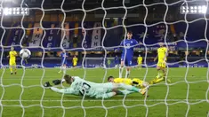 Pemain Chelsea Kai Havertz mencetak gol ke gawang Barnsley yand dijaga Brad Collins pada pertandingan Piala Liga Inggris di Stamford Bridge, London, Inggris, Rabu (23/9/2020). Kai Havertz mencetak hattrick saat Chelsea menaklukkan Barnsley 6-0. (AP Photo/Alastair Grant)