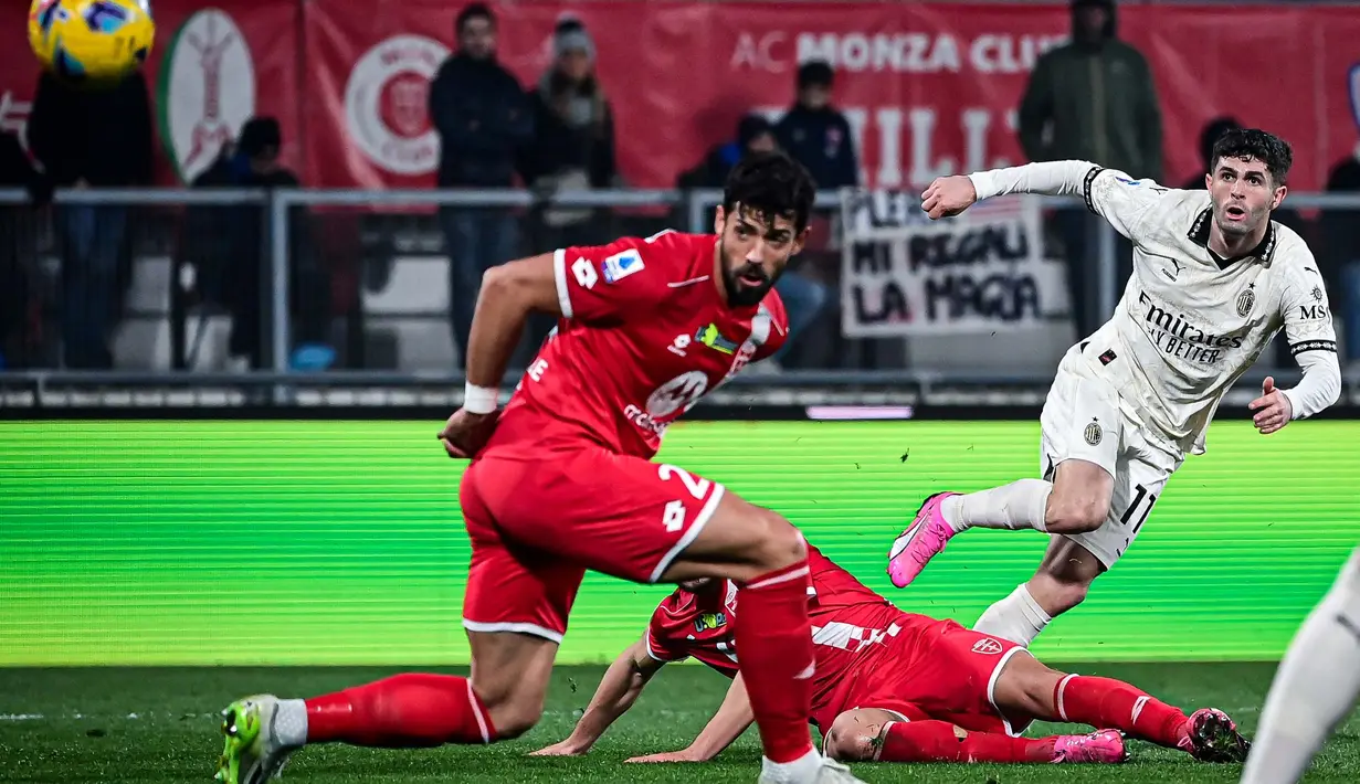 Meski sempat menyamakan skor lewat gol Olivier Giroud pada menit ke-64 dan Christian Pulisic (88') namun Monza kembali unggul melalui Warren Bondo (90') dan Lorenzo Colombo (90+5'). (Piero CRUCIATTI/AFP)