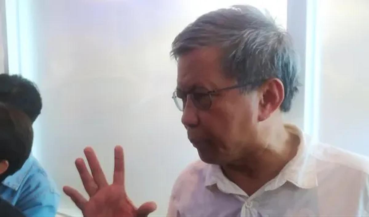 Menurut Rocky Gerung, Hasto juga yang mengerahkan massa yang memperkusinya beberapa waktu lalu ketika hendak jadi pembicara di kampus dan aksi unjuk rasa di kediamannya.<br>