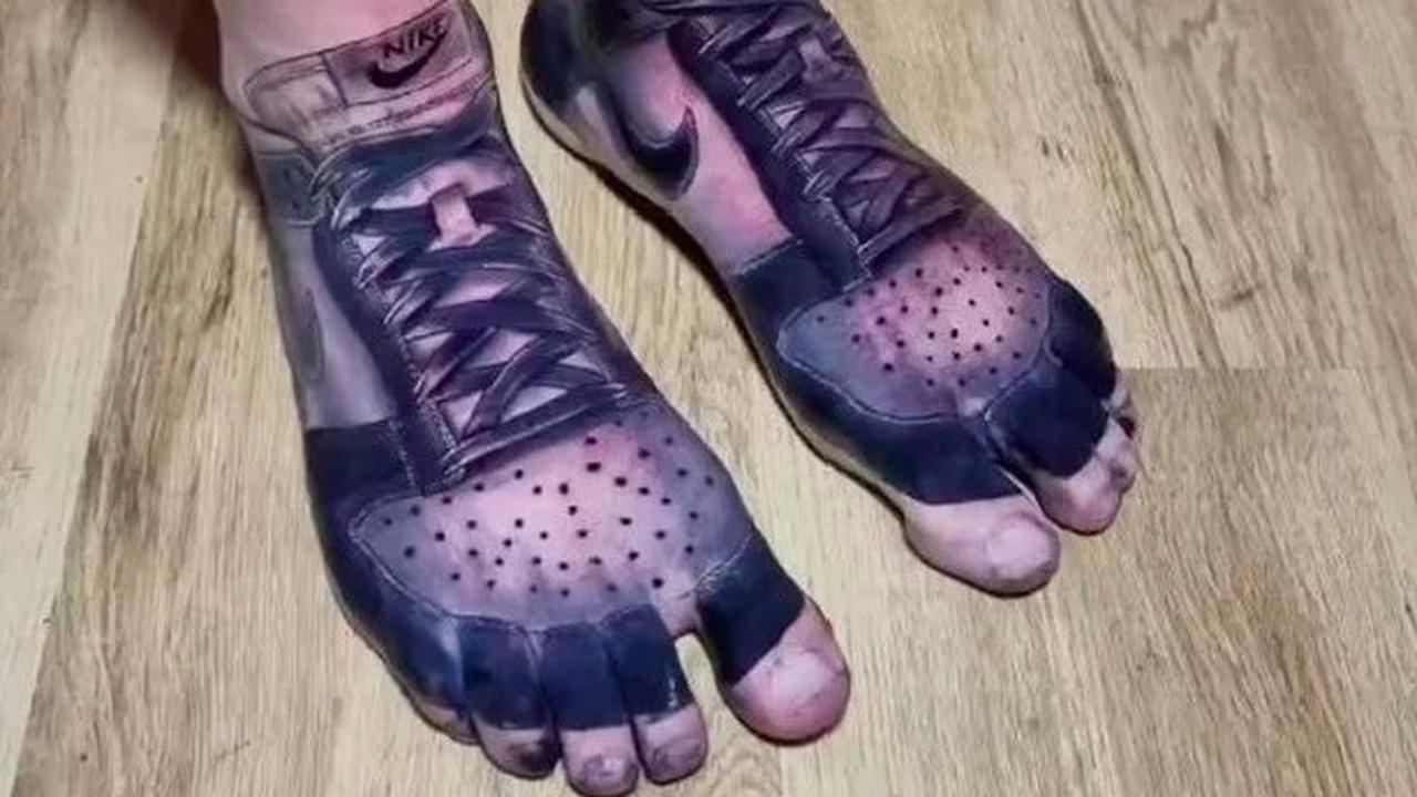Pria buat tato sepatu di kakinya